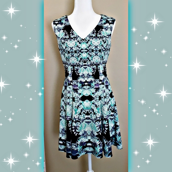 Maggy London Dresses & Skirts - 🔥Host Pick🔥 Maggy London petites lovely dress